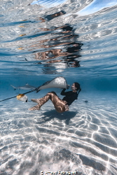 woman playing with ray in moorea Sony a6 10-18mm by Arnaud Fabregues 